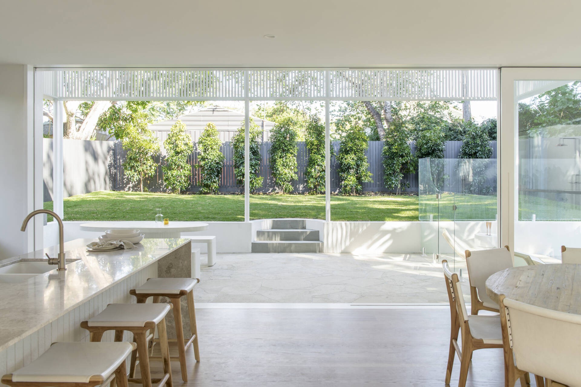 
Khu vực bếp và khu vực ăn uống mở ra không gian sân vườn ấn tượng, nhờ hệ cửa kính mà căn nhà góc nào cũng đẹp như tranh vẽ
