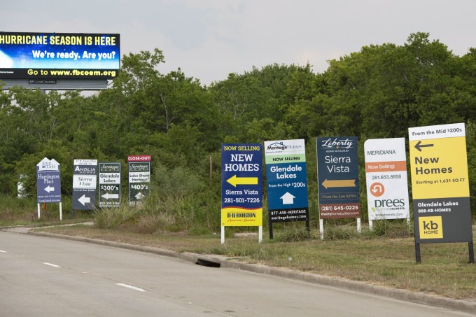 
Quảng cáo bán nhà được treo dọc trên một con đường ở Texas. Ảnh: Bloomberg
