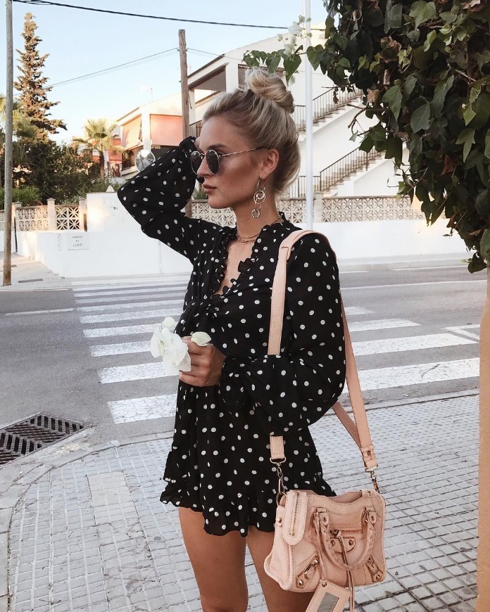 Phối hợp phụ kiện như một chiếc túi xách, kính, trang sức cũng khiến bức ảnh trở nên sinh động