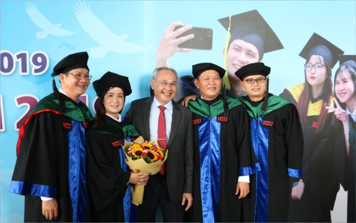 
Sau đại học là thử thách lớn hơn cho các sinh viên mới ra trường
