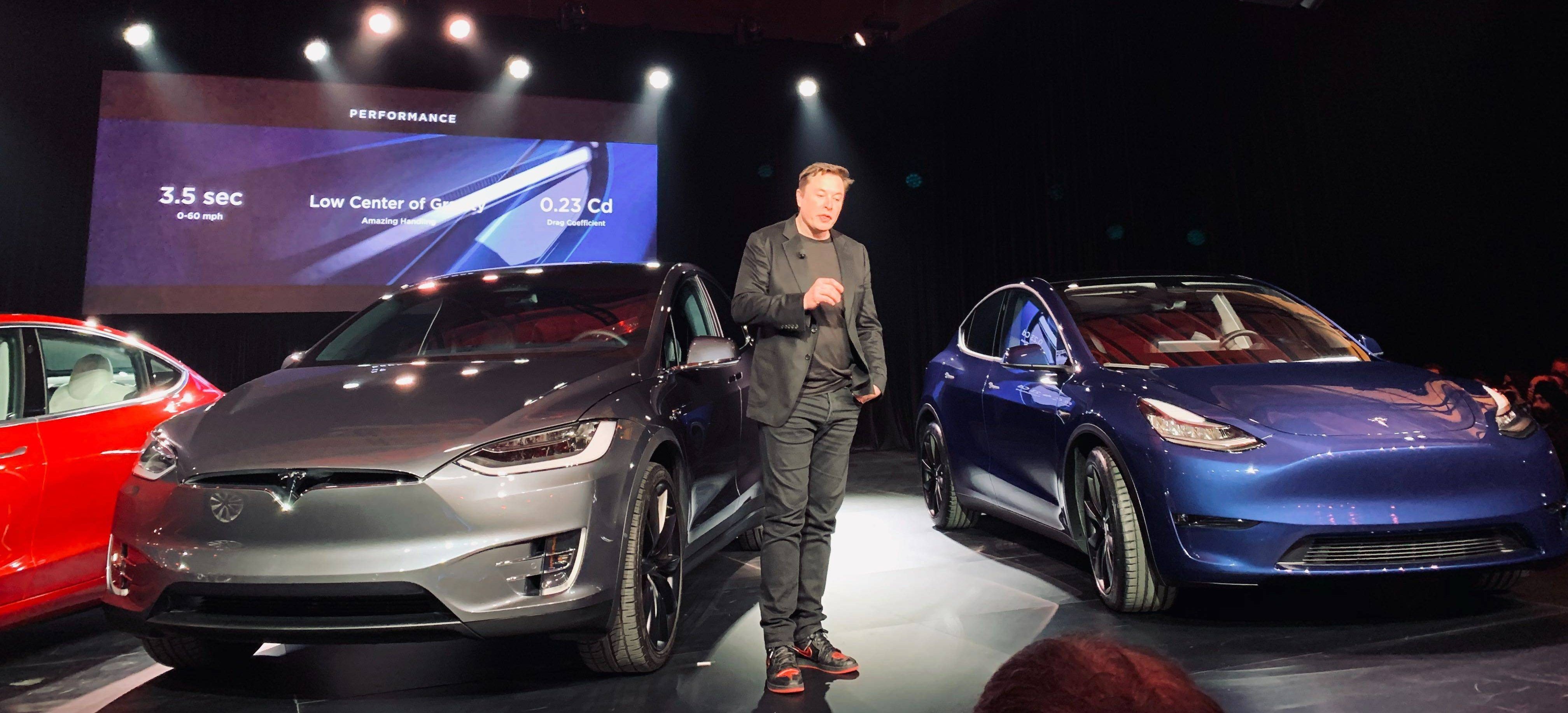 
CEO Tesla - Elon Musk và mẫu xe&nbsp;Tesla Model Y
