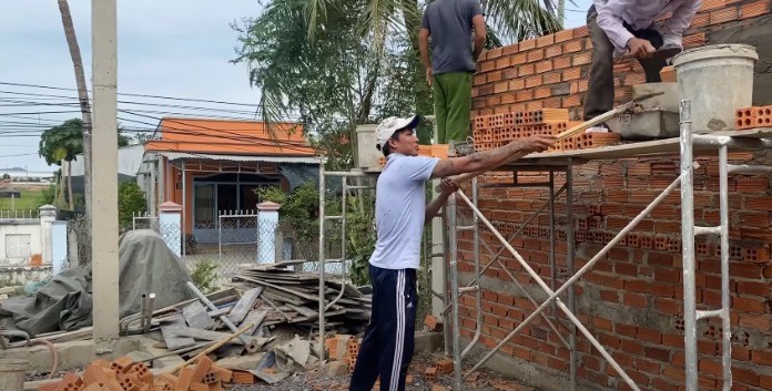 
Trong công trường xây dựng, người làm nghề thợ hồ đa phần sẽ chỉ đảm nhận các công việc lặt vặt
