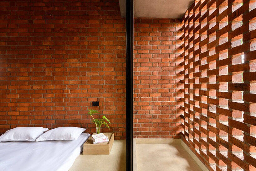 
Không gian phòng ngủ chính thoáng đãng với bức tường xếp gạch khuyết, là nơi nghỉ ngơi, thư giãn lý tưởng cho các thành viên trong gia đình
