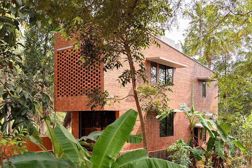 
Căn nhà được bao bọc bởi các cây cổ thụ tạo nên không gian sống xanh mát

