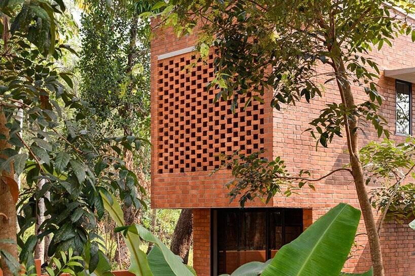
Narrow Brick House với màu sắc ấm áp, và thiết kế đơn giản làm nên sự hài hòa về thị giác với thiên nhiên xung quanh
