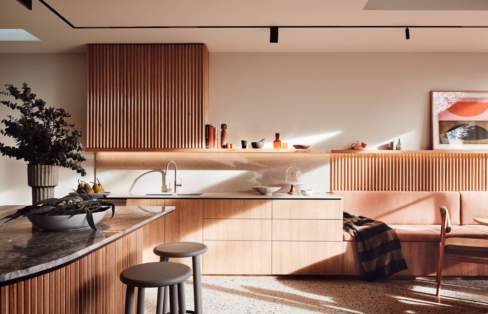 
Để tăng thêm vẻ sang trọng, hiện đại cho 10 Fold House, đảo bếp sử dụng đá hoa cương màu đen và hệ tủ kệ bếp bằng gỗ
