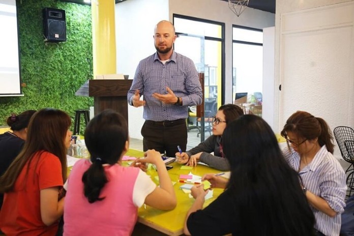 
Speaking là gì ? - Người nói cầm nắm bắt được cảm xúc của đối phương
