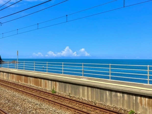 
Ōmigawa nằm sát bờ biển, nhìn ra màu xanh thăm thẳm của đại dương xanh thẳm nối liền với chân trời
