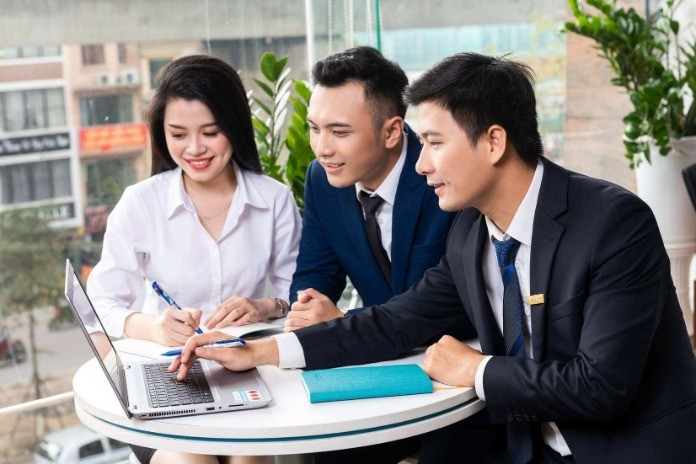 
Sale Assistant có nhiệm vụ tư vấn, chăm sóc khách hàng
