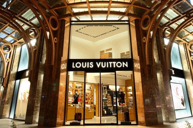 
Dior, Ferrari, Louis Vuitton hay Versace vừa công bố doanh số tăng mạnh
