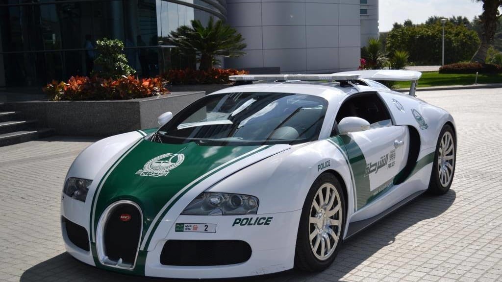 Cảnh sát ở Dubai - UAE đi tuần bằng siêu xe