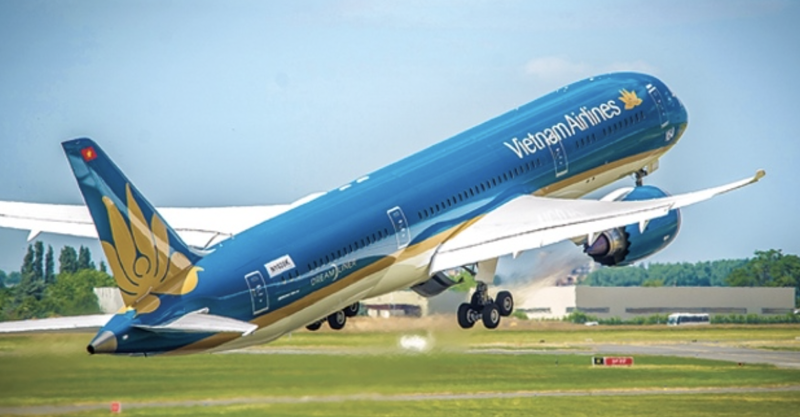 
Vietnam Airlines thông báo sẽ giảm giá vé máy bay cho những hành khách bay lệch đầu Tết khi mua loại vé Thương gia kể từ ngày 15/8/2022 đến 31/1/2023 &nbsp;và mua vé Phổ thông kể từ ngày 15/8/2023 cho đến hết Tết. Ảnh minh họa
