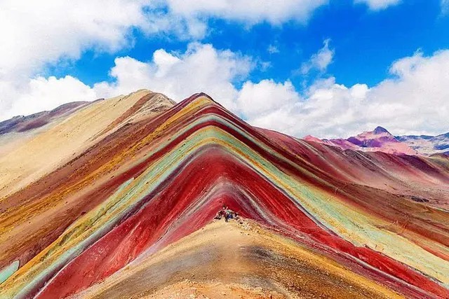 
Màu sắc nổi bật của dãy núi này được người ta gọi là Núi cầu vồng
