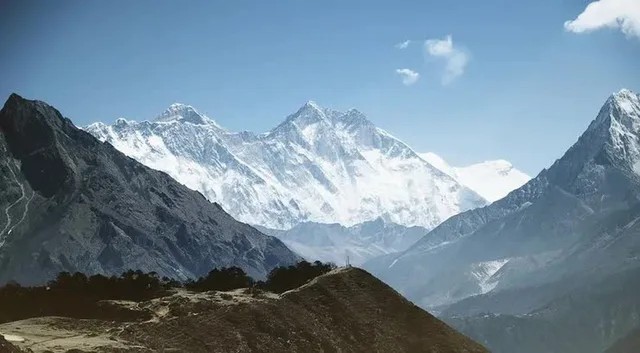 
Đỉnh núi Everest cao nhất trên thế giới được nhiều người yêu leo núi ưa thích, chọn làm mục tiêu để chinh phục của mình
