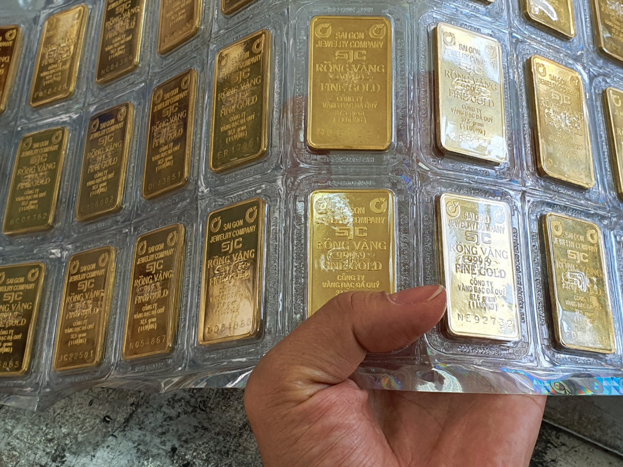 
Giá vàng trong nước lại mất mốc 67 triệu đồng/lượng
