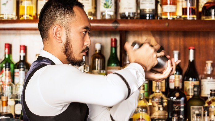 



Bartender sẽ tạo điểm nhấn riêng cho mình khi sử dụng shaker

