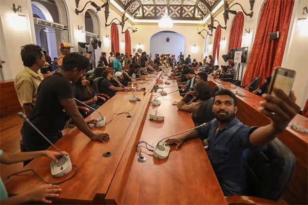 
Hàng nghìn người biểu tình xông vào dinh thự và văn phòng của tổng thống Gotabaya Rajapaksa
