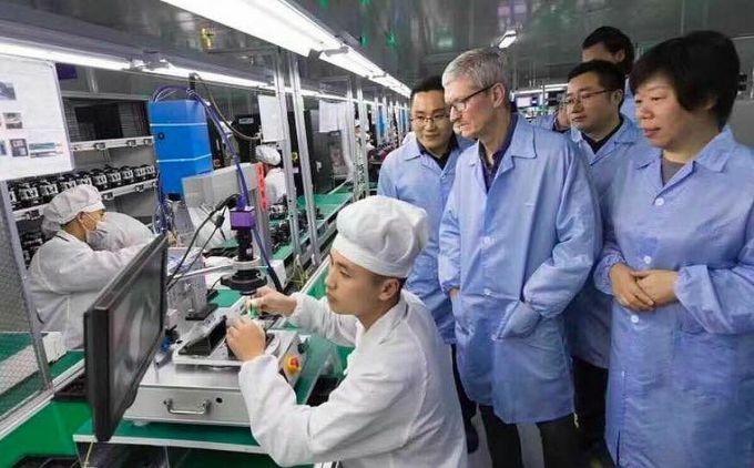 CEO Apple - Tim Cook tại một nhà máy của Luxshare vào năm 2017. Ảnh: Reuters