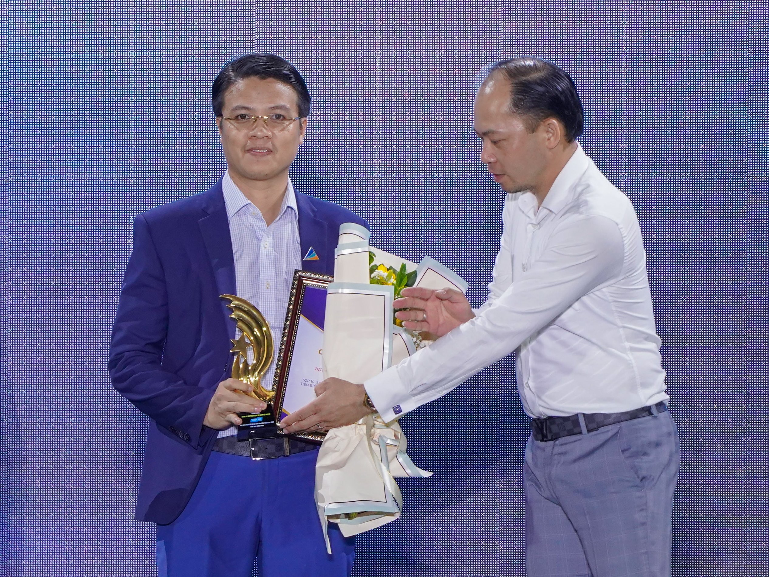 
Ông Hảo trong lần nhận giải thưởng vinh danh nghề nghiệp của Hội Môi giới Bất động sản Việt Nam
