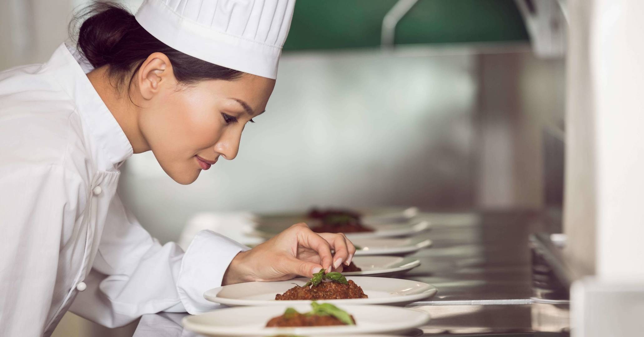 
Vị trí chef de partie là một vị trí luôn đảm nhiệm vai trò quan trọng trong những gian bếp với vai trò chịu trách nhiệm giám sát, điều hành nhân viên.
