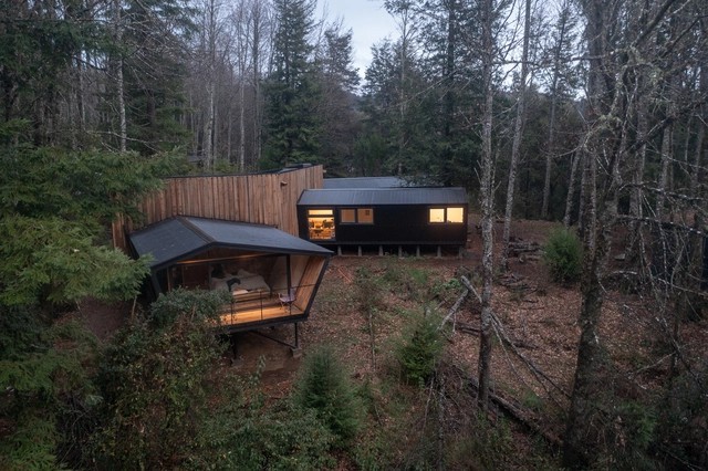 
Căn nhà với các khối mô-đun ẩn mình giữa rừng cây thiên nhiên hoang dã, mang đến một cảm giác gần gũi với thiên nhiên
