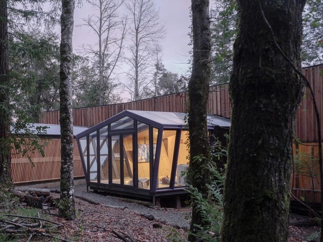 
Cận cảnh một góc ngôi nhà được kết hợp từ các khối mô-đun nằm giữa khu rừng xanh thẳm
