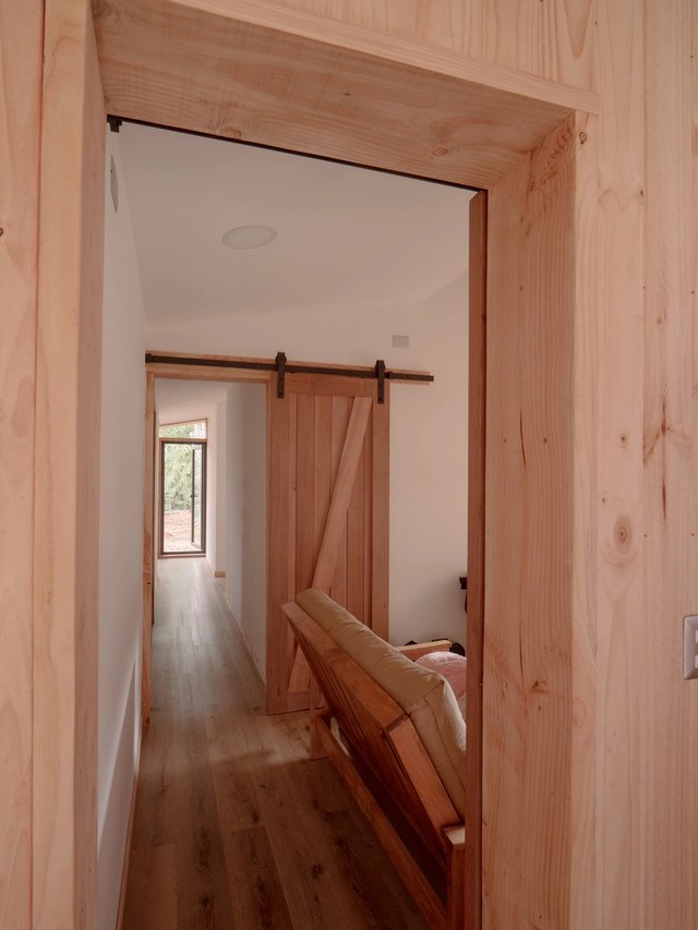 
Bên trong nhà sử dụng nội thất bằng gỗ thông là chủ yếu, mang đến cảm giác ấm cúng cho mọi người&nbsp;

