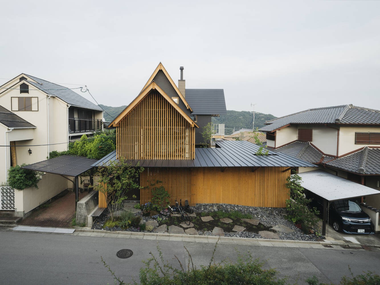 
Nightingale House với 3 tầng, bên ngoài ốp gỗ và lợp ngói, thể hiện nét đặc trưng của ngôi nhà truyền thống của Nhật Bản
