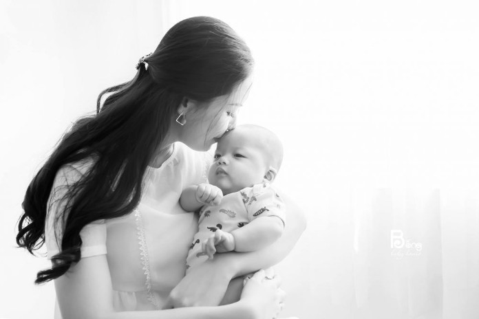 
Skinship giúp bé cảm nhận được tình yêu thương của người thân
