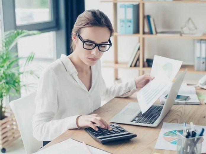 Expert có thể được hiểu là một người tài giỏi, có kiến thức uyên bác và sâu rộng, có khả năng thành thạo, lão luyện trong một chủ đề cụ thể