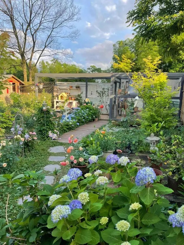 
Vườn hoa và cây xanh đan xen, thiết kế xếp các tảng đá nối tiếp nhau tạo thành lối đi ra thăm vườn, thuận lợi cho việc chăm sóc các loại cây
