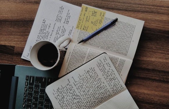 
Tác giả là người trực tiếp sáng tạo ra các tác phẩm bằng tư duy, trí tuệ của họ
