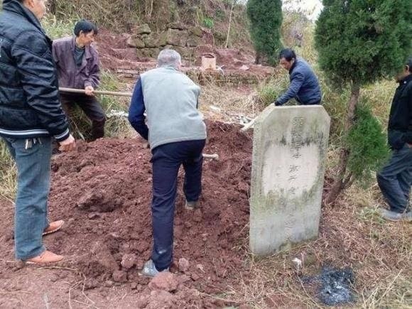 
Câu nói “Giàu không dời mộ” còn có một ý nghĩa khác đó là, dù gia đình có phát đạt giàu có, tài lộc thu về nhiều đến đâu thì cũng không được lấy đó làm kiêu ngạo, đắc ý, sau đó tùy tiện di dời phần mộ tổ tiên. Ảnh minh họa
