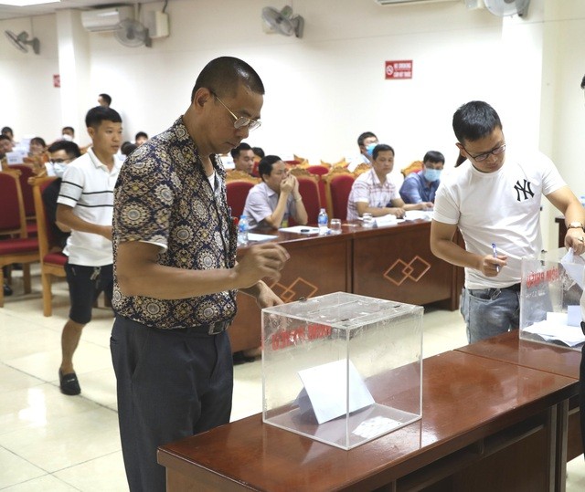
Khách hàng tham gia đấu giá đất tại Mê Linh theo hình thức bỏ phiếu kín.
