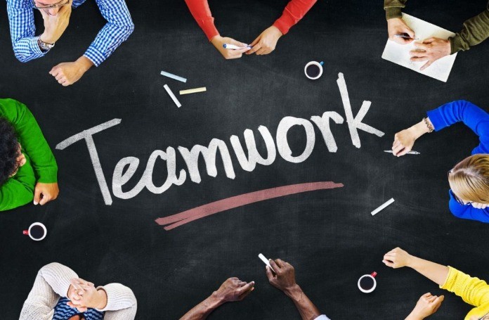 
Teamwork là hoạt động mà tất cả mọi người cùng tương tác, kết hợp để giải quyết công việc chung
