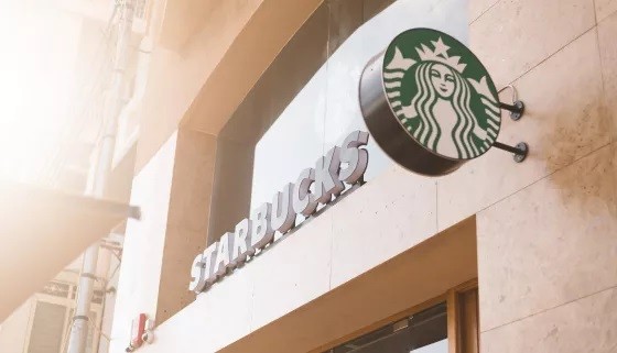 
Starbucks chính là một trong những chuỗi cà phê nổi tiếng nhất trên thế giới với hơn 33.000 cửa hàng tại hàng chục quốc gia và vùng lãnh thổ
