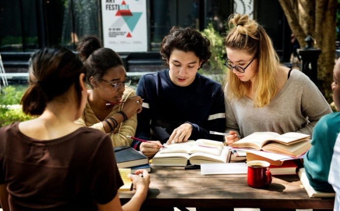 Sự khác nhau giữa graduate và undergraduate là gì? 