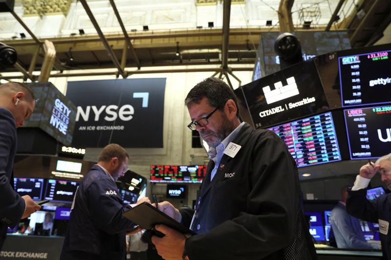 
Các nhà giao dịch cổ phiếu đang làm việc trên sàn NYSE tại New York, Mỹ vào hôm 15/8. Ảnh: Reuters
