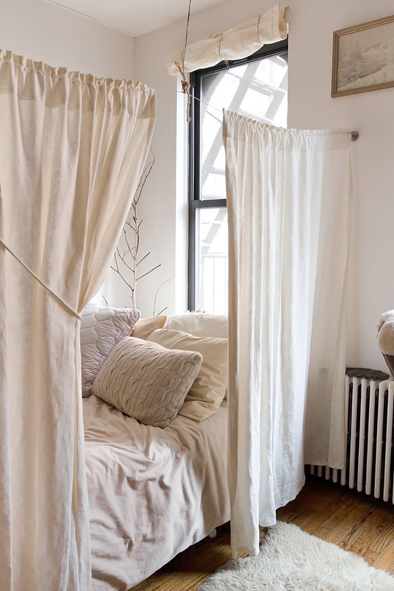 
Ảnh 20: Trang trí phòng ngủ kiểu hàn quốc được ngăn cách bởi 2 tấm vải

