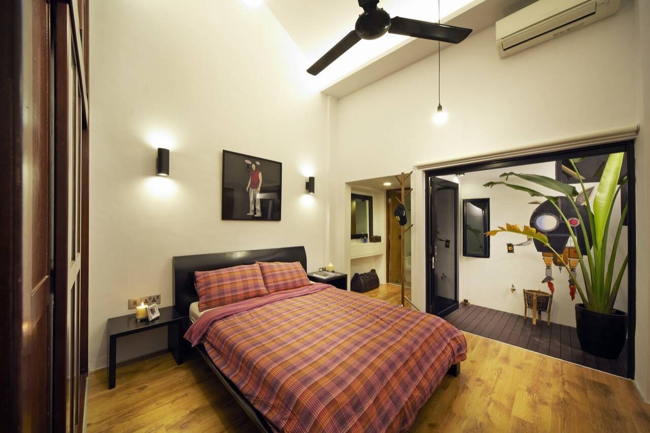 
Phòng ngủ chính với giếng trời lớn giúp căn phòng gần gũi với thiên nhiên hơn
