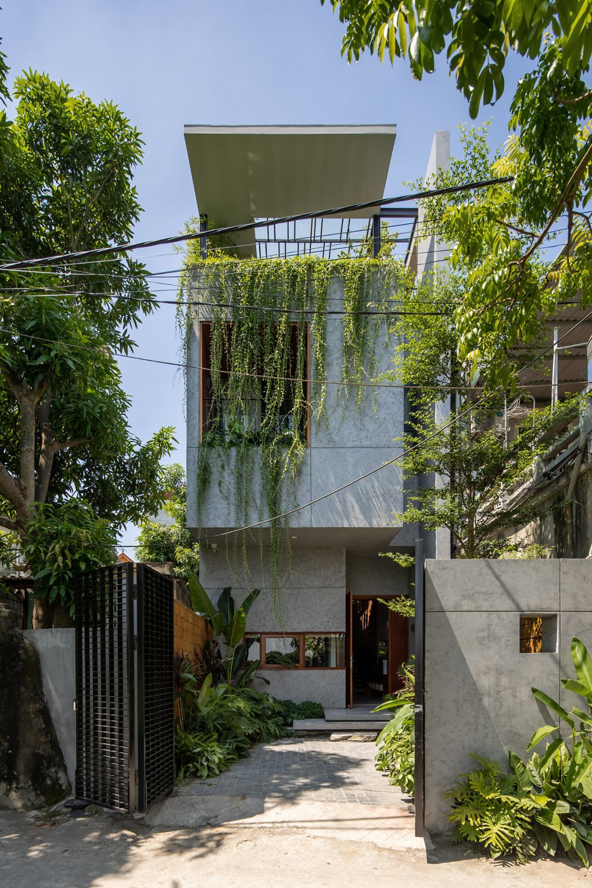 
Mặt tiền căn nhà tôn lên toàn cảnh khối kiến trúc độc đáo bên ngoài kết hợp với nhiều loại cây xanh bao quanh nhà
