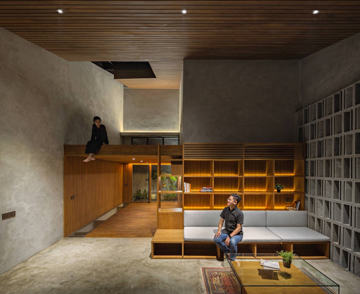 
Không gian trong nhà cũng được trang trí bằng hai màu chủ đạo từ gỗ và bê tông, đảm bảo sự đồng bộ trong thiết kế toàn bộ công trình
