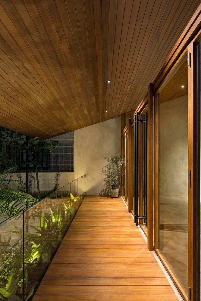 
Hiên tầng gác mái sử dụng đa phần là gỗ nên khi lên đèn tạo nên một khoảng không gian lung linh và ấm áp
