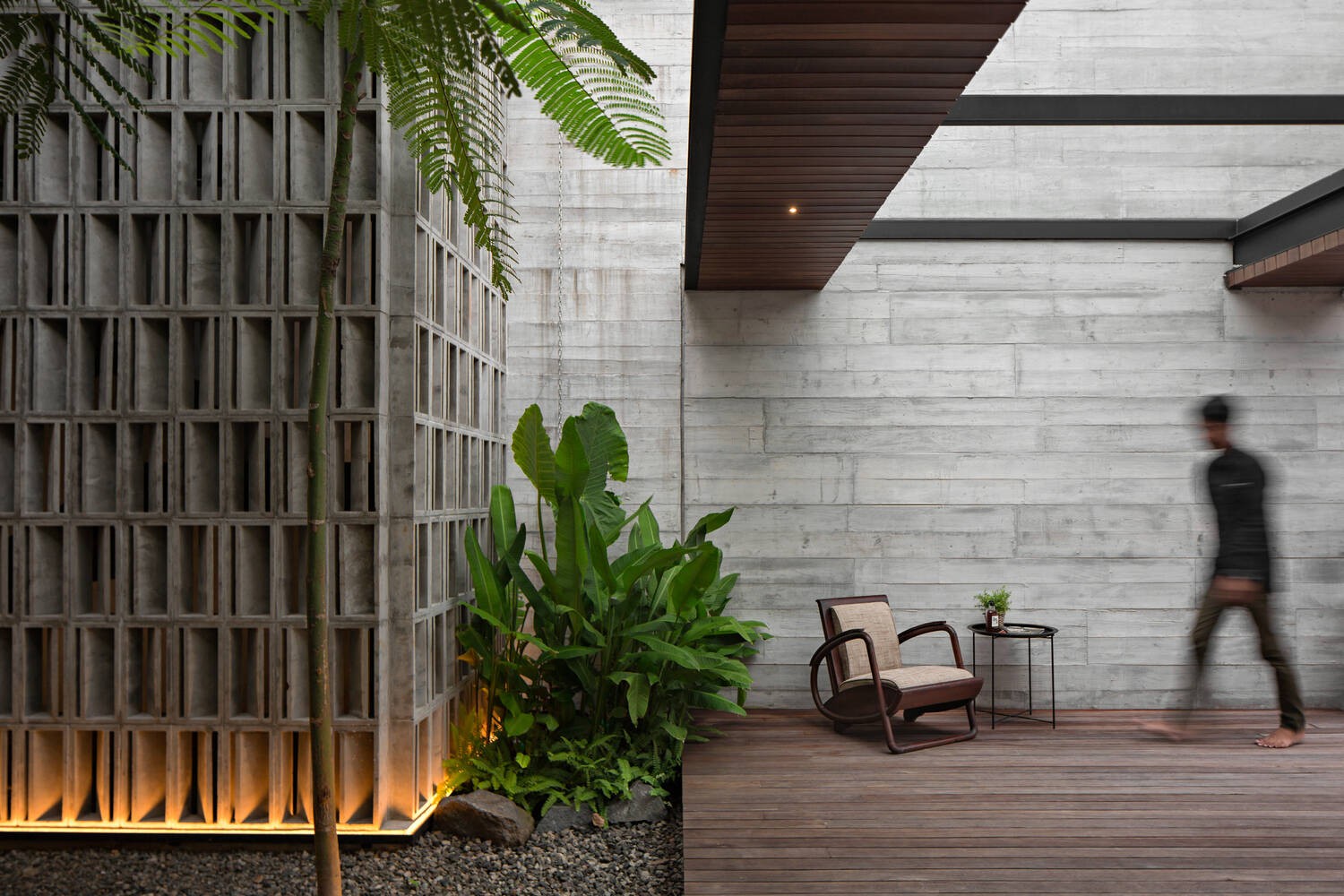 
Không gian hài hòa, sống động bởi sự kết hợp giữa vật liệu gỗ và bê tông màu xám
