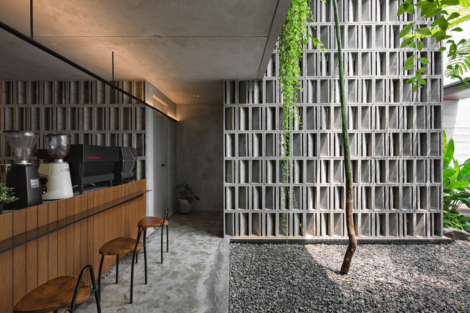 
Tường bê tông màu xám được thiết kế đặc biệt, kết hợp với chất liệu gỗ tạo nên sự tương phản về mặt thị giác với các loại cây xanh
