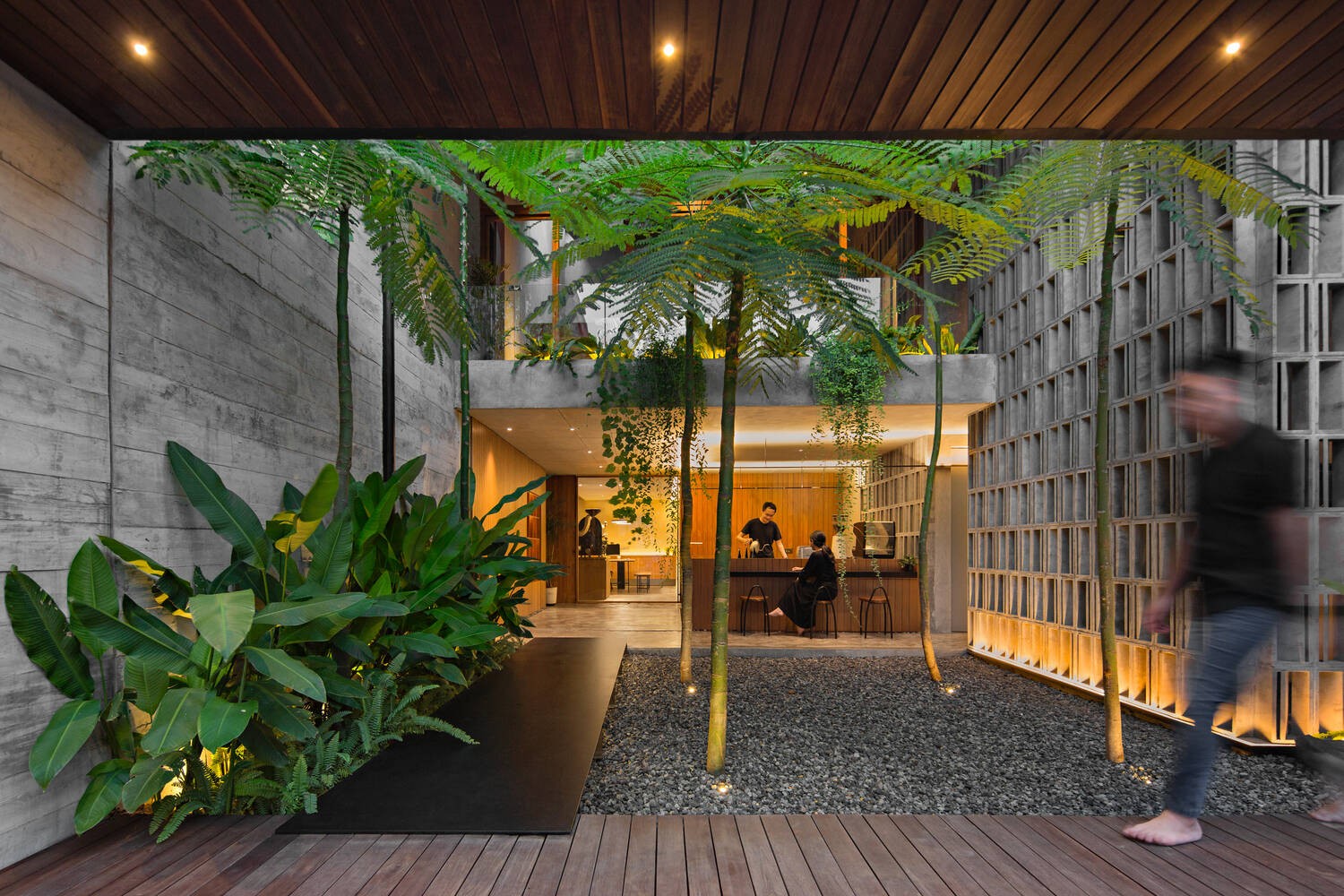 
Khoảng sân trải sỏi đá, trồng cây xanh, đã thể hiện được ý muốn mang lại cảm giác ngoài trời cho không gian trong nhà của nhóm kiến trúc sư tạo nên công trình này
