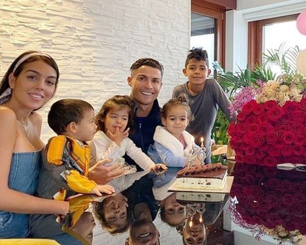 
Ronaldo, bạn gái Georgina Rodriguez và các con
