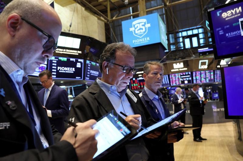 
Các nhà giao dịch đang làm việc trên sàn NYSE ở New York. Ảnh: Reuters.

