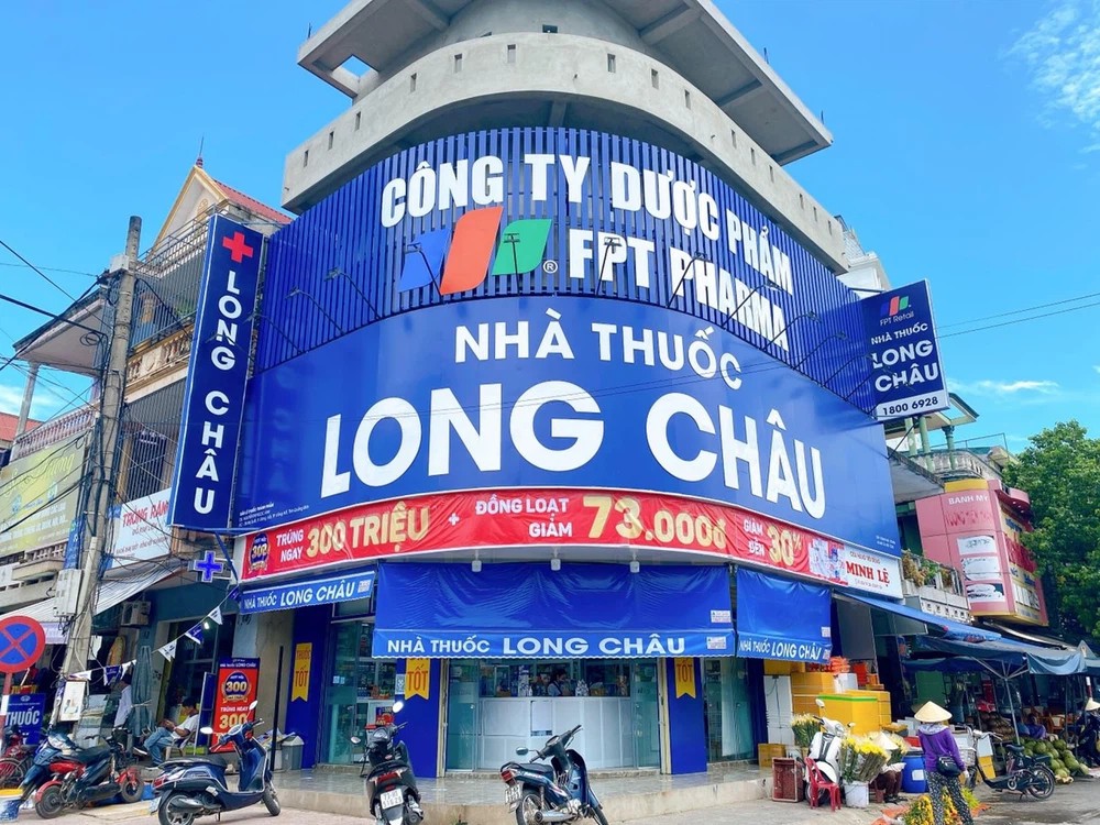 

Cũng tính đến cuối tháng 6, chuỗi nhà thuốc Long Châu - đây là một thành viên của hệ sinh thái của Tập đoàn FPT sở hữu 719 cửa hàng.Nhận thấy chiếc áo của ngành vẫn còn rộng, chuỗi nhà thuốc Long Châu đã đặt mục tiêu nâng số cửa hàng cuối năm 2022 lên mức 800 điểm
