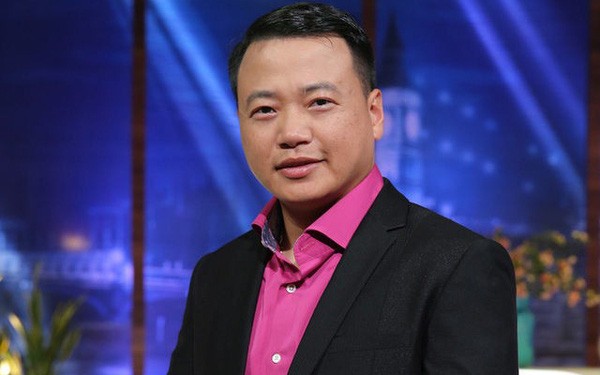 
Vị doanh nhân sinh năm 1981 này có tên thật là Nguyễn Hòa Bình, là nhà sáng lập và là chủ tịch của NextTech - tập đoàn công nghệ lớn của Việt Nam, sở hữu nhiều thương hiệu công nghệ tên tuổi
